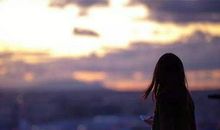 给自己一个微笑，让自己变的更坚强_50字