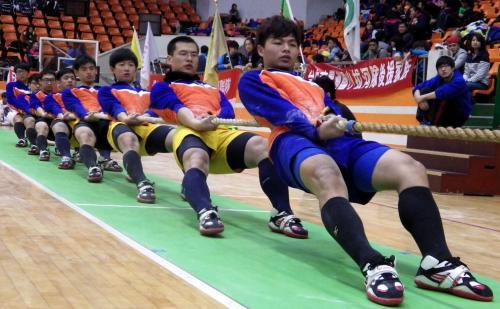 蝴蝶车装饰着三个合作伙伴赢了,获奖伙伴被咆哮道,讲台上举行了开朗的歌曲。