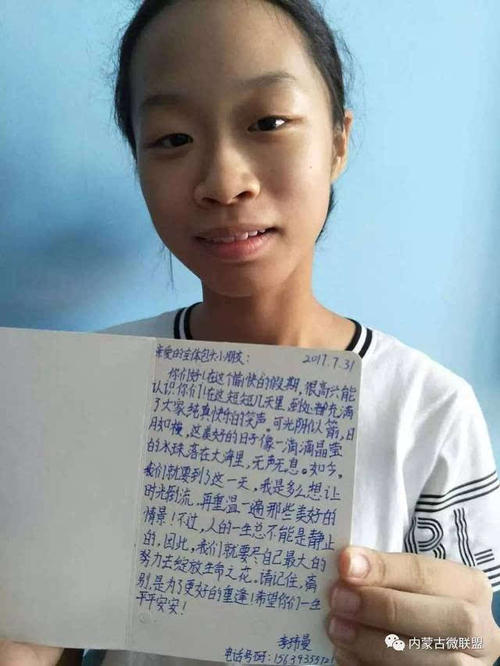 第二站去了海边。每个人都看到大海，好像每个人都敞开了云，看到了蓝天。有些学生选择贝壳，有些学生用沙子制作城堡，有些学生去赶上大海......每个人都很开心，但刘世昌和李士，谁开始使用潮湿的沙子。过了一会儿，李世士正在演奏刘世昌，刘世军演奏李世昌。每个人都很开心，但老师宣布我必须回去。学生不愿意到大海，有些偶数游戏。有一些顽皮的男孩仍然留在海里。这时，藏族总统想要击败人们，而少数顽皮的男孩们坐在岸边。