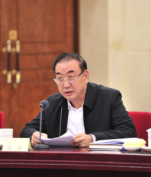 目前，我们正在以全方位的方式建立一个小康社会，加速促进社会主义现代化的关键时期，改革开发面临前所未有的机会。然而，我们还应该有意识地意识到反分裂斗争的反拆分斗争仍然是严肃的，并且保持祖国，国家安全和社会稳定的团结的使命仍然非常困难。我们必须积极采取行动，并使与国家分子分子的坚决斗争。