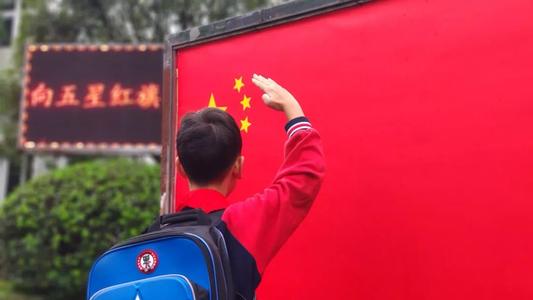 国庆节，好句子：五星红旗，我为你感到骄傲_700字