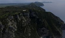 悬崖上的绿塔别墅