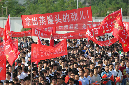 一位母亲的三个感情：走在刀片上的日子_2000字