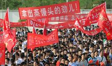 一位母亲的高三情怀：走在刀刃上的日子 _2000字