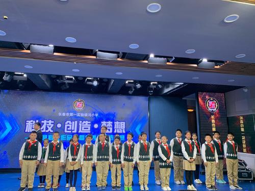 和我的运动一样，是“山丘特殊”的故事。本文介绍了一组被迫拼命地被迫挑战的血管活泼，以赢得生存的机会，以节省其他一半的方法来摆脱困境。每个年轻寺庙的成功航班都意味着有一种古老的普拉维马克秋天。这是一种伟大的精神，愿意为竞争继续牺牲自己的伟大精神！这是一种利用生活来建立生活道路的精神！危机中寺庙的情报，勇气，自我牺牲和合作，让我感到震惊。合作就像一个连接到山峰的彩虹。