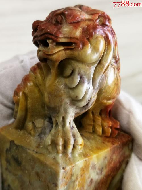 
突然间，人们似乎看到女性的妞是从烟雾上升，但它已成为一块小石头，站立站立，思考看起来，似乎在空中，无情的投诉！