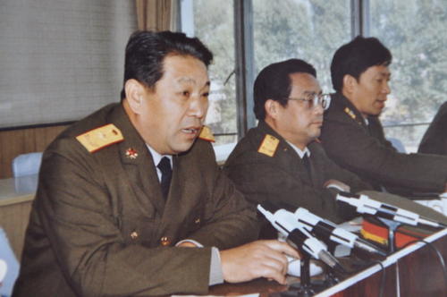 “他是一个叛徒......放弃一个社区到另一个社会团体，真的不面对。”
