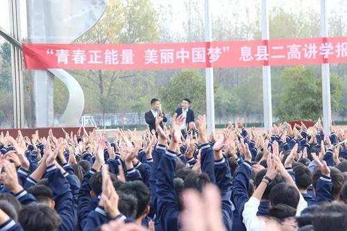 该报告主要谈论三个字：努力，梦想和信心。努力付出代价，梦想是奋斗，自信心是为了自豪，当你为自己付出代价时，挣扎，自豪，你离成功不远。