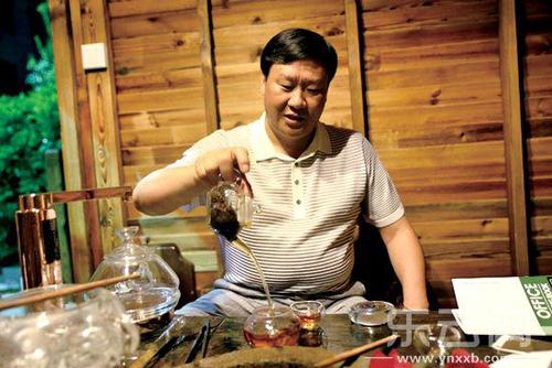 这时，爸爸回来了，看到了我对长老来说，脸上吹了笑容，说：“你今天做得很好。”在听爸爸的欣赏后，我的心像甜蜜一样甜蜜，我想尝试一下，我必须尝试一下。