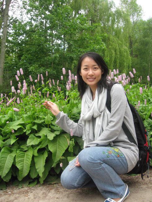 迎接春天，感受五颜六色的春天。点缀有点绿，让刘女孩优雅长发似乎更美丽;欢迎春天花蕾在绿色地毯上，就像一点黄色蕾丝，非常迷人;树上的新叶子拍了它，沐浴阳光，享受雨，生活非常令人兴奋......