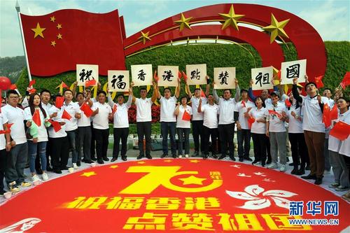 毛泽东董事长在他小时，决心去除魔鬼。那时，日本侵入了中国。曾经，毛泽东和叔叔已经过去了一个地方，看到一个女人正在与两名中国卫兵打架，这两条守卫队已经打了两名外国人。毛泽东倾向于听着理解：这两个外国人已经杀死了这个女人的丈夫。这个女人来找警察卫兵，我想讨论它。然而，这两个守卫责怪女性，说他不看车，两个样本都为观看女性而感到自豪。毛泽东遇见了，无论叔叔挡住，赶到两名守卫：“这两个外国人杀死了这个阿姨的丈夫，他们在那里，你怎么能怪阿姨？”警卫看着毛泽东，说“韦尔德在哪里，我说这个女人错了，她错了，你告诉我什么！”毛泽东说：“你怎么能告诉我们？你仍然是中国人！？因为我害怕外国人，我会应对它！”毛泽东的叔叔赶紧说“两个抱歉，这个孩子太小了，不明白世界，我们不管理它。他只是说这是说话的，不要真实。“两个守卫说：”如果还有另一个时候，你会砸你！“叔叔迅速离开了毛泽东。毛泽东要求叔叔“他们没有意义，为什么不审查他们！”叔叔无奈，“现在魔鬼为我们的中国账户，我们会和他们斗争，稍后会有那个，你不会像这样。”此时，毛泽东将秘密决定。成长后，你必须从中国推动日本魔鬼！