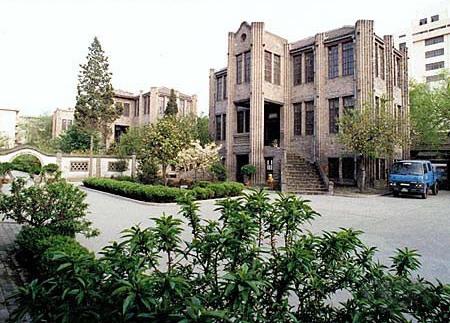 19918年后，日本帝国主义已经扩大到中国，中华民国面临着着陆国家的危机。在这种情况下，全国各地都掀起了大规模抗日国家救援的广阔祖先，中国共产党建议为反日本国家统一线制定战略方针。国民党坚持认为“萧条将在”之前“。还组织到”环绕“中国工人的红军。在这方面，国民党爱国者将领导张雪良。扬州市沉重，之后蒋介石失败，华清游泳池五大堂将能够访问华清宝的五大堂。当时我看到了蒋介石的墙壁，我仍然保留枪眼时留下的枪枪战。据说蒋介石听到枪，穿着睡衣，没有办法穿，转过他的卧室逃离庐山。上升，当我在山上寻找时，我终于找到了他。在这种情况下，他们在这种情况下提出的八个抗日民族救赎声称被接受。随着中国共产党和国民党的共同努力，蒋介石已停止内战，一贯抗日，和西安事件得到了解决。