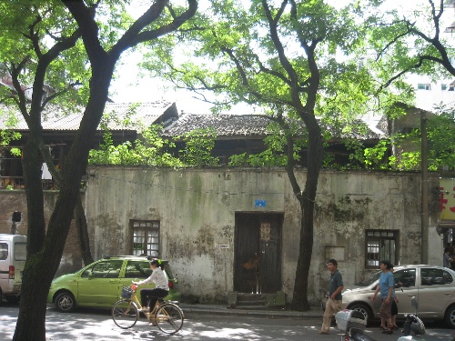 关于论文：东风休息，令人难忘的纪念_3000字