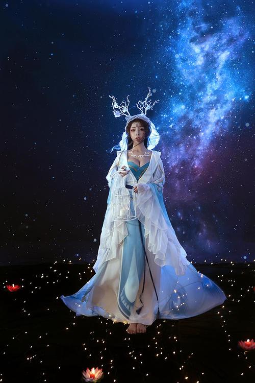 “嘿，你会温柔！”用银铃，一枚硬币向下滚到了年轻的男孩，少年的美丽眼睛抬起头，在你玩少年之前抬起头。虽然女孩不是很漂亮，但它也很可爱。