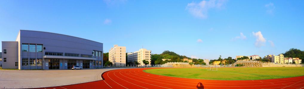 你听，“铃铃，铃铃”，离开课堂！同学在哪里？你看，学生在操场上玩耍或篮球场：玩游戏，在跳跃的橡皮筋，在跳绳，打篮球，一些穿过花坛：上厕所，去跑步，或在跑道上玩，等待体育，好！