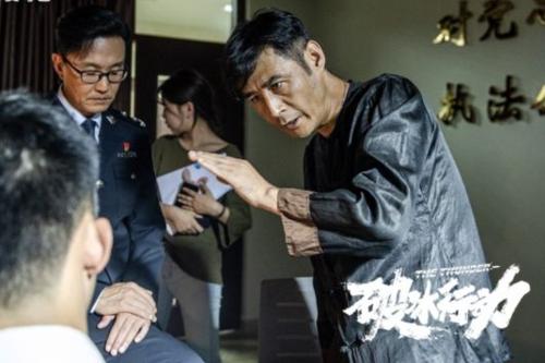 白纸就像我们的生活。如果我们以不稳定的态度对待它，那么论文永远不会写一个美丽的笔迹。如果你在一开始进行严肃的治疗，你并不害怕写错的话，错了。
