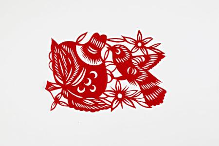 剪纸上的组成：纸上的故事削减了_500字