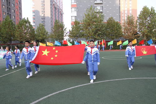 我非常普通，不是普通人，至少在普通人的上半年，1880年6月27日，我出生于美国南部，阿拉巴马州，出生，正式来。这个世界。在我家的记忆片段中，我的家和我家旁边的小屋都很漂亮。当我，我走了，我美丽的家留下了一个很好的记忆。