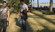 无奈的阳光下的少年