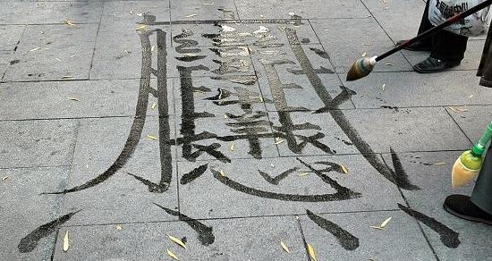 突然，我听到了门的声音被打开了。嘿，发生了什么？鼠标可以进化打开门吗？我有疑惑，静静地等待。我终于听到了薯片的声音。它是“哟”。我有一个大口袋已经准备好了，我跳了起来，把口袋放在“鼠标” - ，错误，鼠标怎么说话？是......“你在做什么，我是你的爸爸！我很悲惨，跑步！这时，我的母亲出来了......