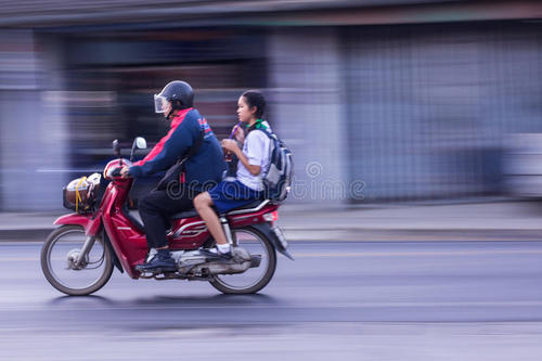 我旅行的目标是1000公里，如过去。但是，这次有五个休息点，其余的是没有人受到保护的区域。第一个停止：我没有遇到任何特殊的风景，但我仍然拍了一些照片。第二站：我发现一棵树，风景令人愉快，很长一段时间。第三站：这次停止让我理解，我在路上遇到了一条扬声器蛇，我不敢花一半。幸运的是，蛇没有注意我，经过大胆而周到的，我又一段时间了，当我到了剩下的时候。第四站和第五站是一些好地方。徒步旅行已经完成。我会回到父亲和母亲“自我”去〜