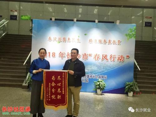 访问珠江钢琴集团展览馆，我们还听取了钢琴制造业的讲座。