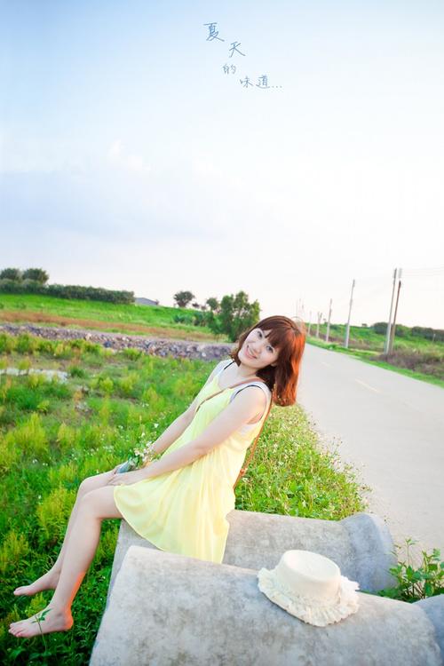 夏天的阳光，瞪着人们。走在路上的人出汗，汗水是一个强大的直流。我，我只能整天在家里厌倦，每天早上写作作业，我吃饭了一顿饭，我会在下午看书，播放电脑。不要提到多少！
