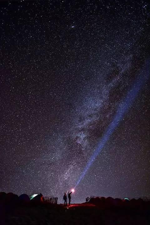 流星通过了夜空，展示了一个童话_1200字