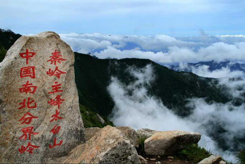 随后，我们来到“Shithong”。风景如画，感觉令人耳目一新，它非常舒适。在中午，我们来到了一座寺庙。环顾四周，壮观的云海在我们面前存在。嘿，一块云层，层叠，漂浮在山腰上，形状是数千个，它是无限的。转动河流，就像浑浊的波浪一样。露台，摇摆直，有一种飘飘的感觉。