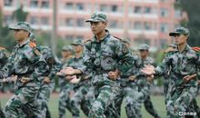 睁眼看世界，一个高一新生的军训见闻_1000字