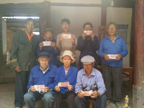 吴斌，一名普通乘用车司机，在高速公路上驾驶乘用车，意外患金属片，在生活的情况下，疲惫不堪，打开门，打开门，打火焰，撤离乘客。确实，当他住在此刻时，他不能纠结在自救或拯救人民。一系列运动，据说是一种选择，它是一种本能，也是人的习惯。