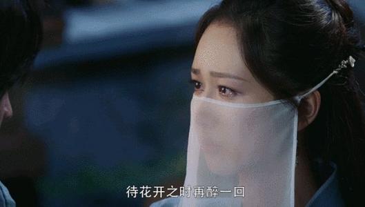 我还记得，学校的第一天，我被问到了。在校园里玩，没有父亲和母亲在我耳边，我心中没有作业，只有我必须“解放”的快乐。这时，天空很好，空气特别清新，而美丽的鸟儿为我的“解放”欢呼。周围的一切都是如此美丽。