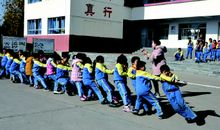 一次开心的拔河比赛_450字