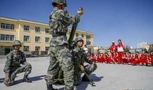 走进军营，领略军人风采_550字